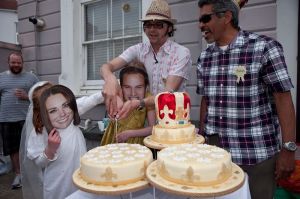 Jake, Manuel, and the bride and groom cut the royal cake © Pete Jones
