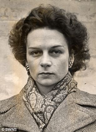 article-2318572-0b2d8b5b000005dc-766_306x423